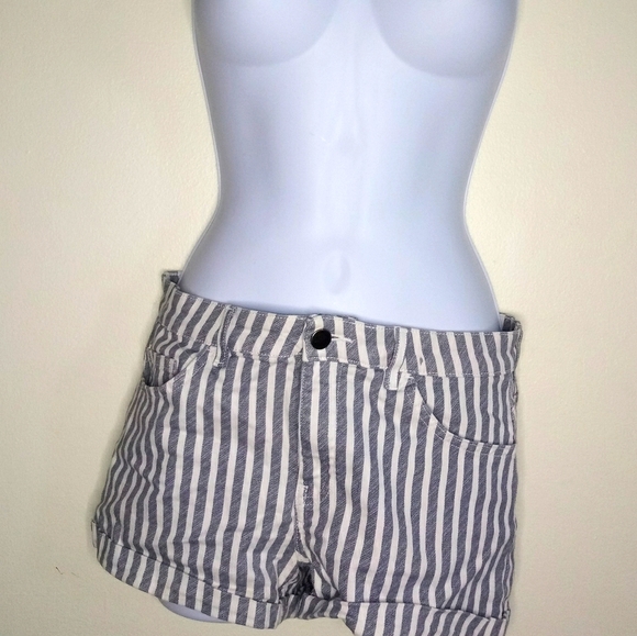 H&M 5-pocket gray and white striped shorts - Picture 5 of 10